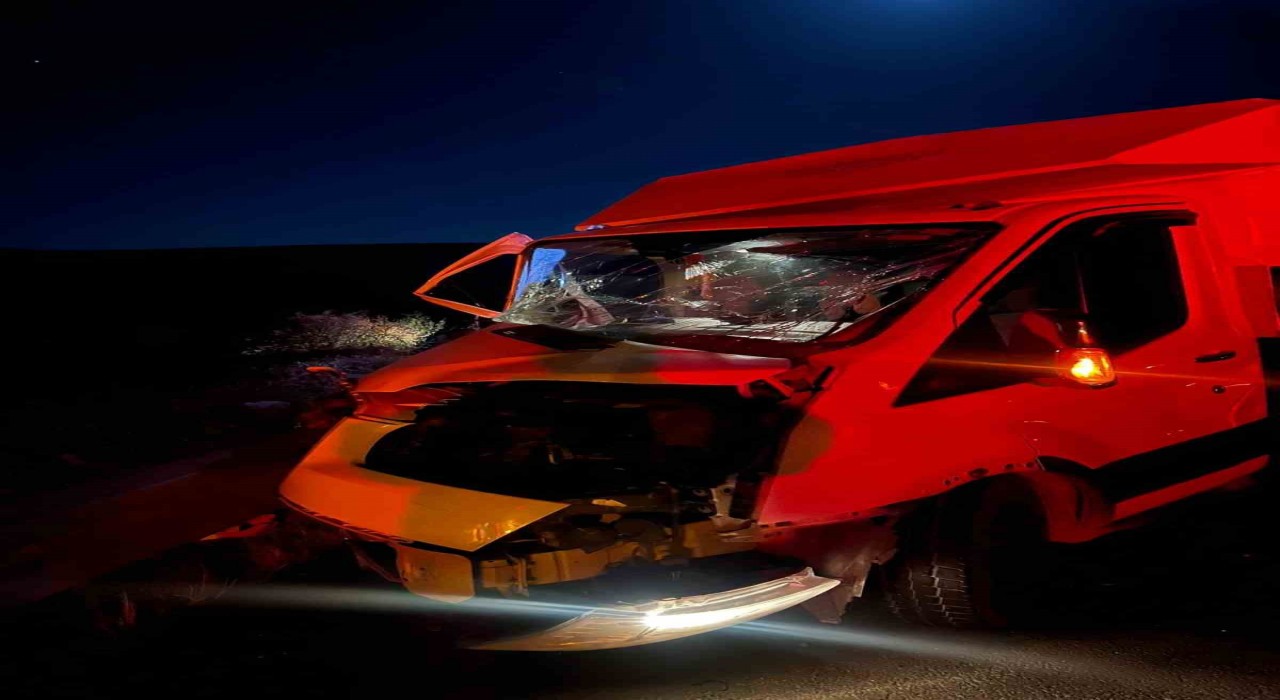 Mardinde kamyonet ile traktör çarpıştı: 2 yaralı