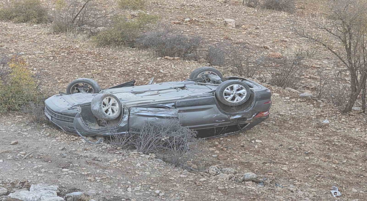 Mardinde kontrolden çıkan araç takla attı: 2 yaralı