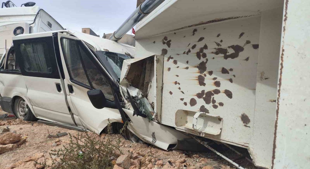 Mardinde mucur boşaltan kamyon, park halindeki minibüsün üzerine devrildi