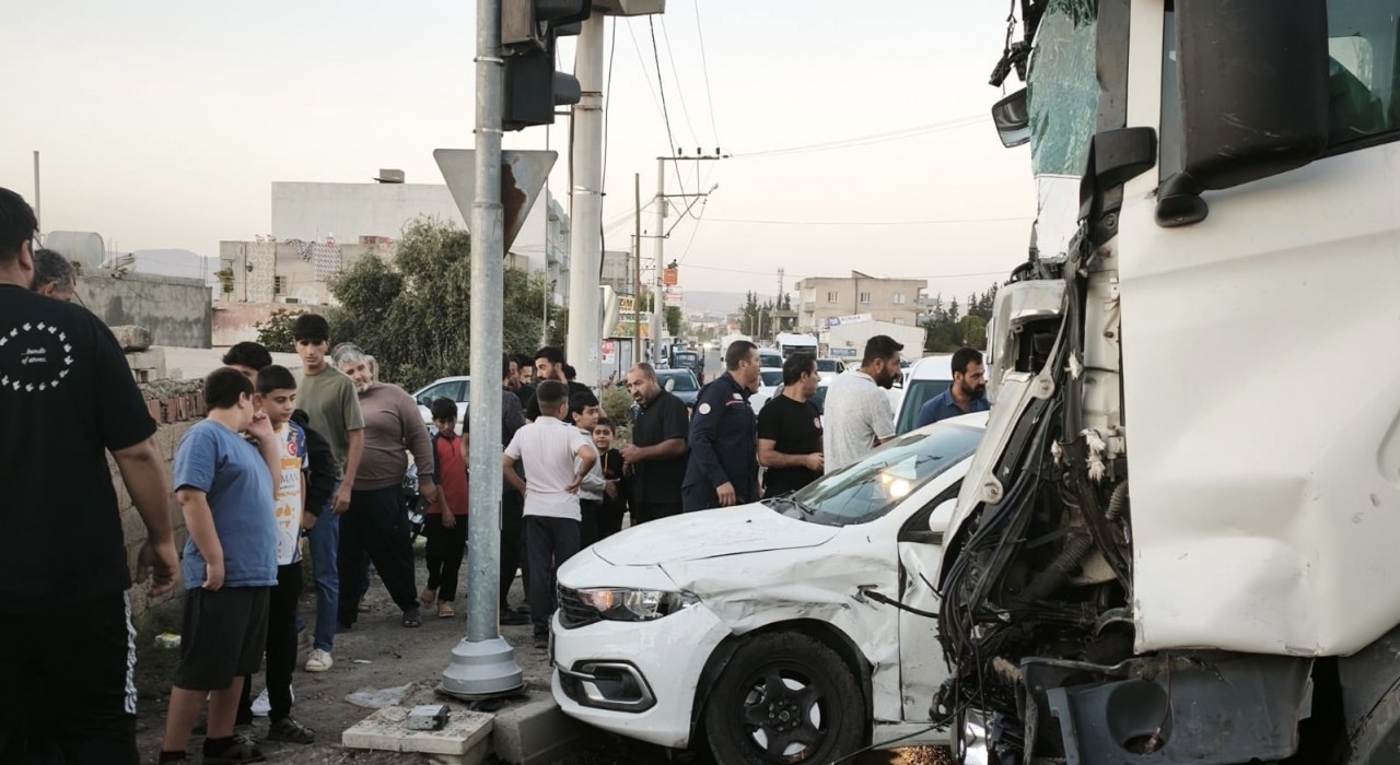 Mardinde tır ile otomobil çarpıştı: 1 yaralı