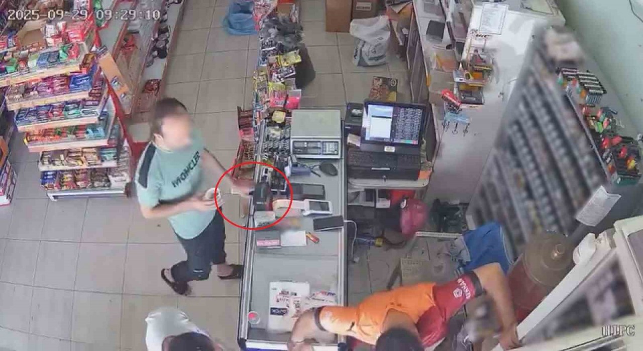 Market çalışanını oyaladı, kaşla göz arasında 800 liralık çakmağı çaldı: O anlar kamerada