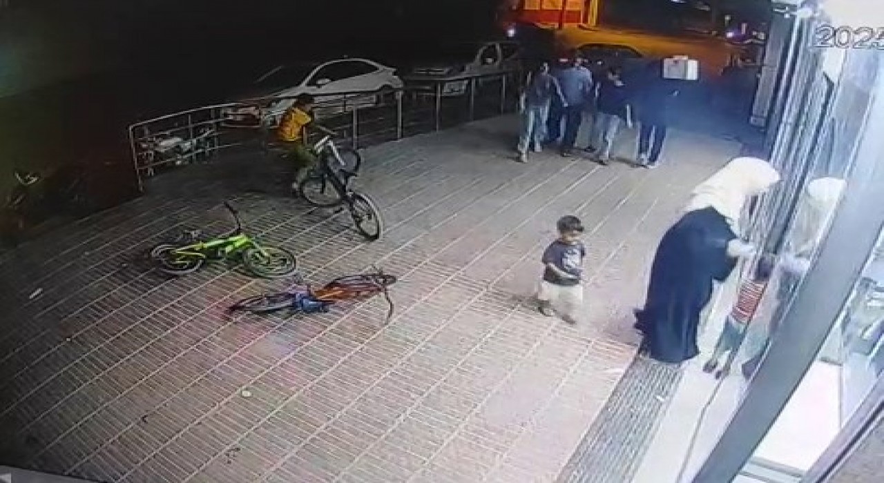 Markete alışveriş için girdi, bisikleti çalındı: Hırsızlık anı kameraya yansıdı