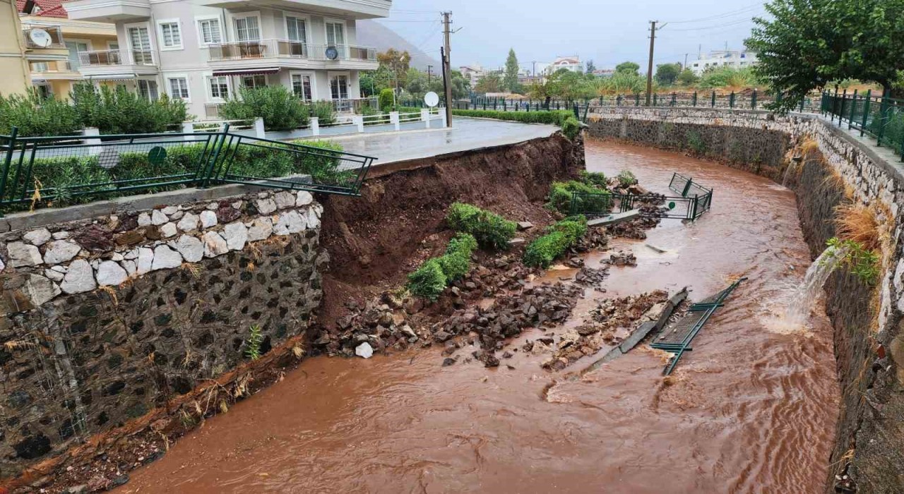 Marmariste sağanak yağış hayatı olumsuz etkiledi