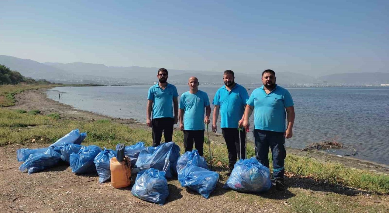 Mavi Takım ekiplerinden sahil temizliği
