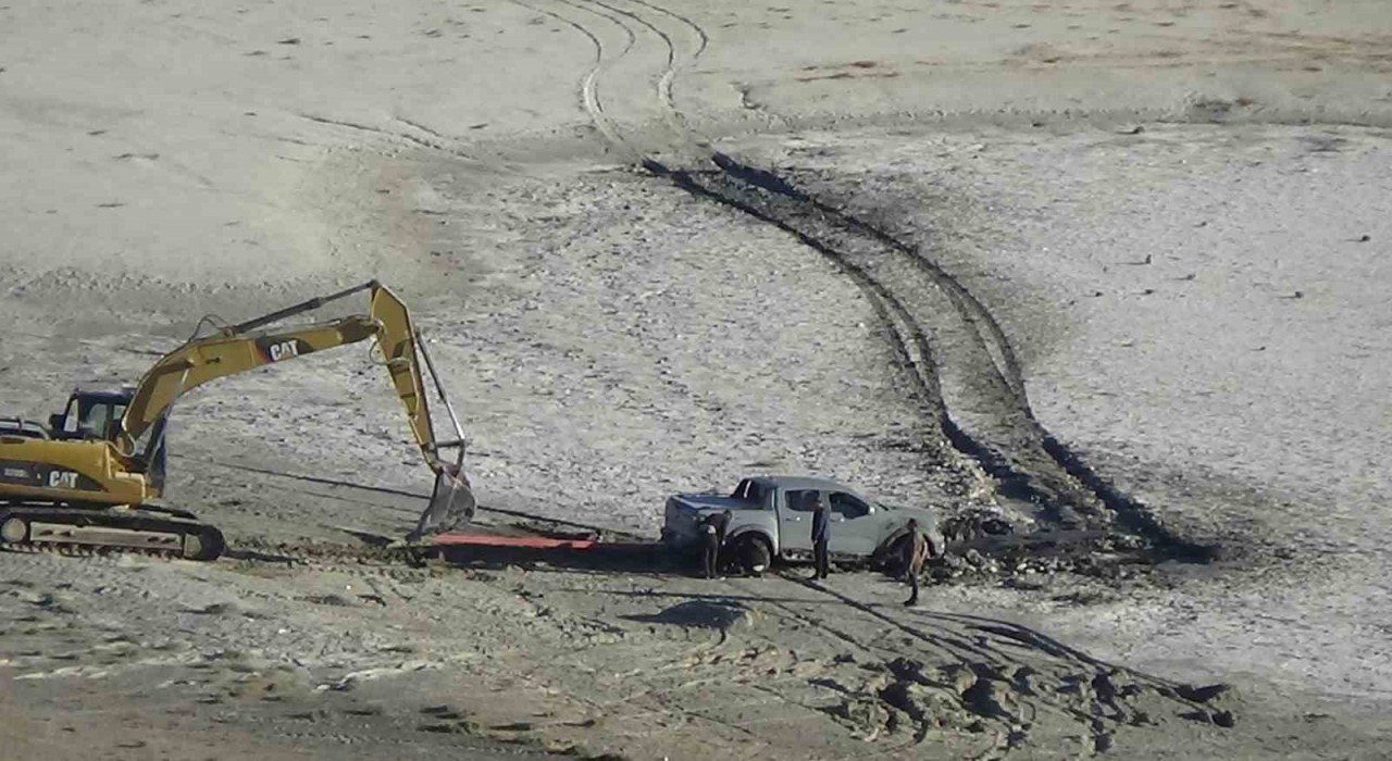 Meke Gölünde bataklığa saplanan aracı kurtarma operasyonu