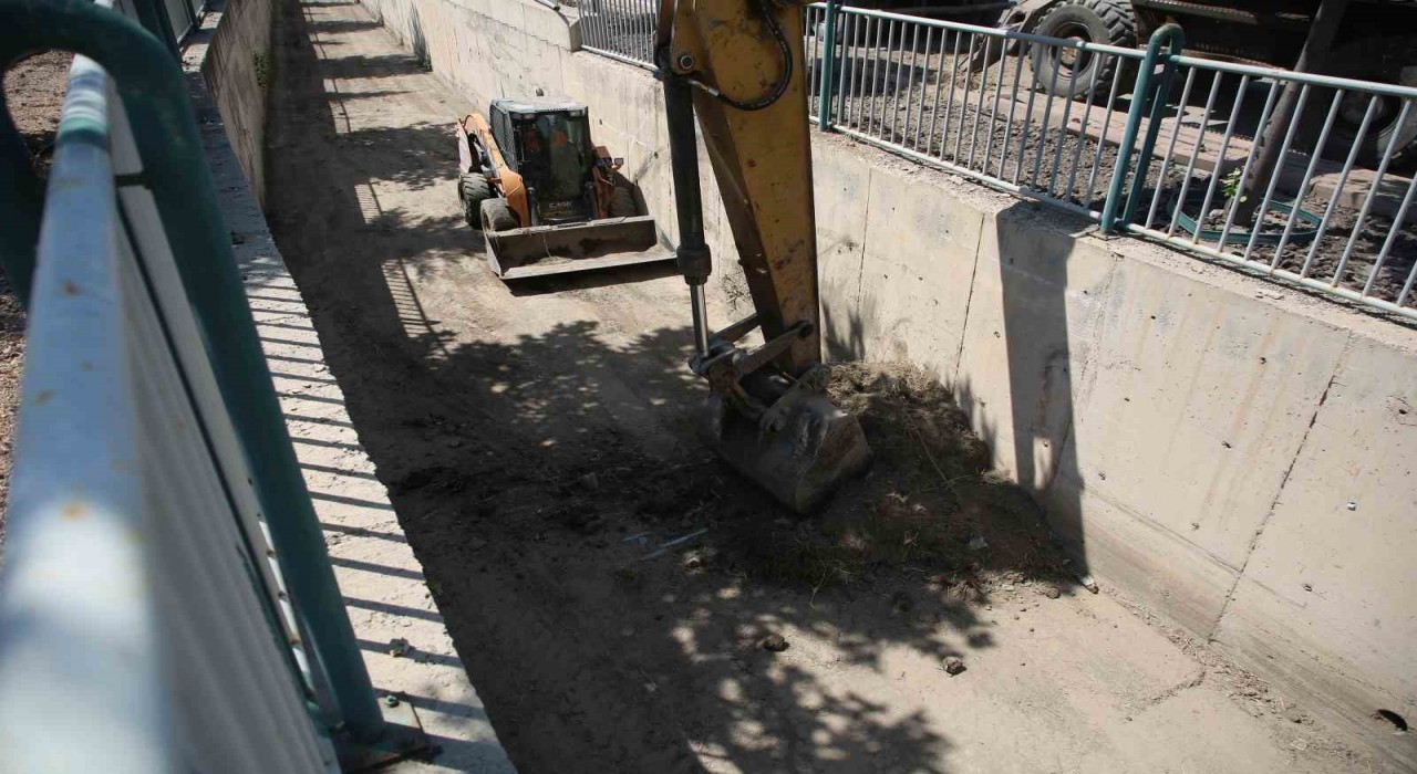 Melikgazide taşkın su kanalları temizleniyor