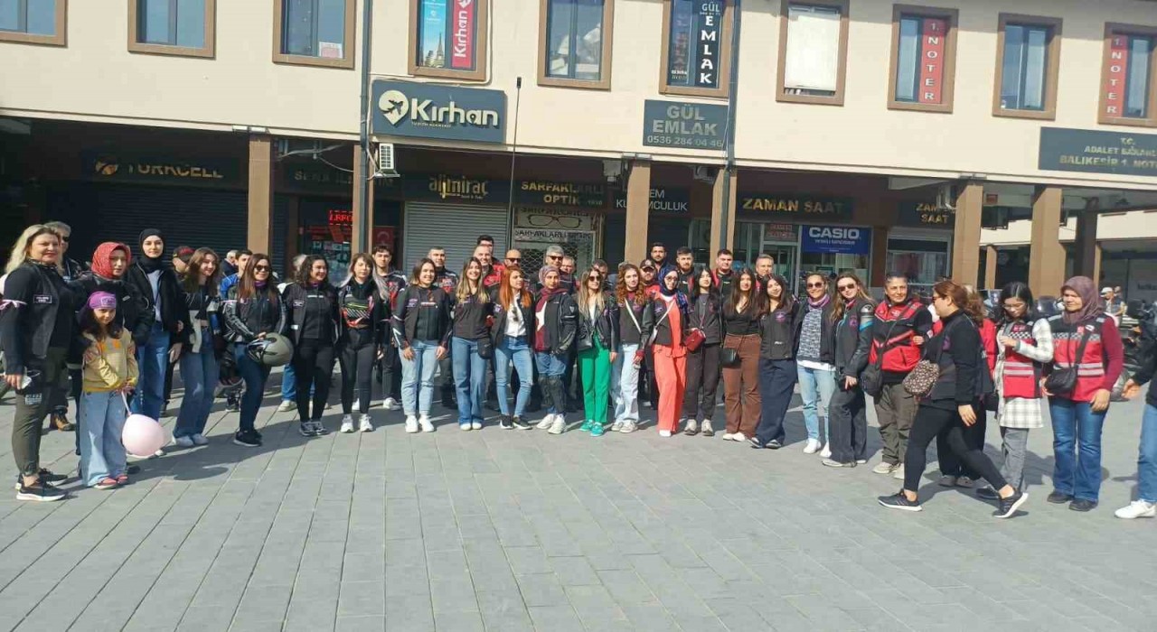 Meme kanserine dikkat çekmek için motosiklet turu attılar