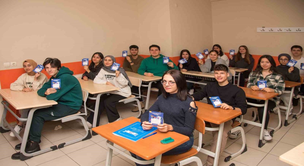 Menemende 10 bin öğrenciye dijital eğitim paketi desteği