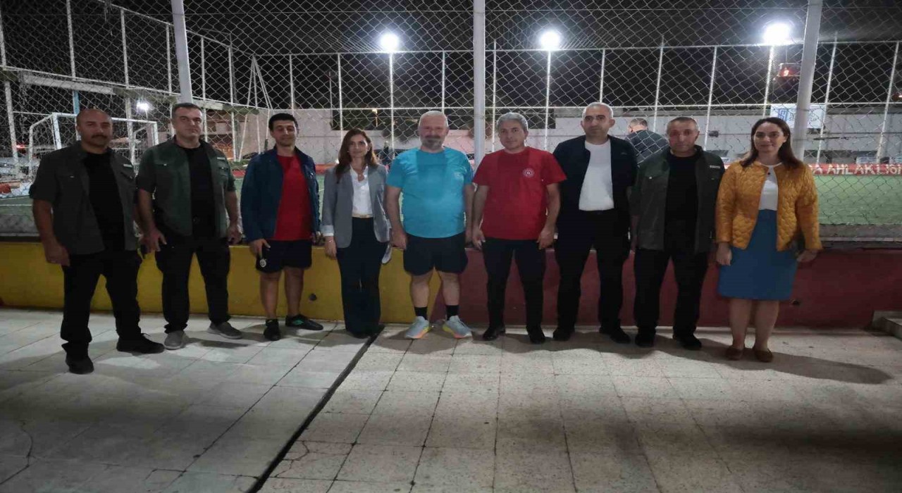 Menemende gençler sahada buluştu