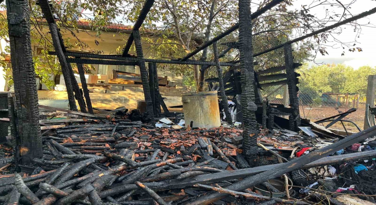Menteşede evin damında çıkan yangın korkuttu