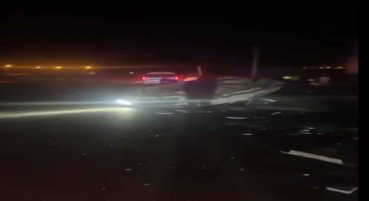 Mermer bloklara çarpan otomobilin sürücüsü yaralandı