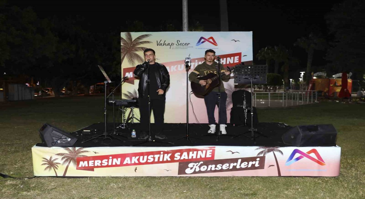 Mersinde akustik sahne konserleri gençlerin ilgisini çekiyor