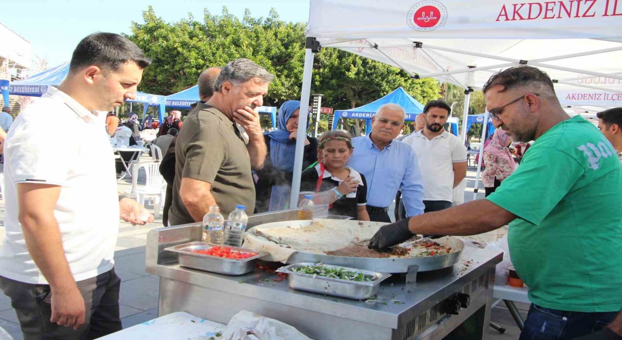 Mersinde dönerden tantuniye hayır çarşısı yoğun ilgi gördü