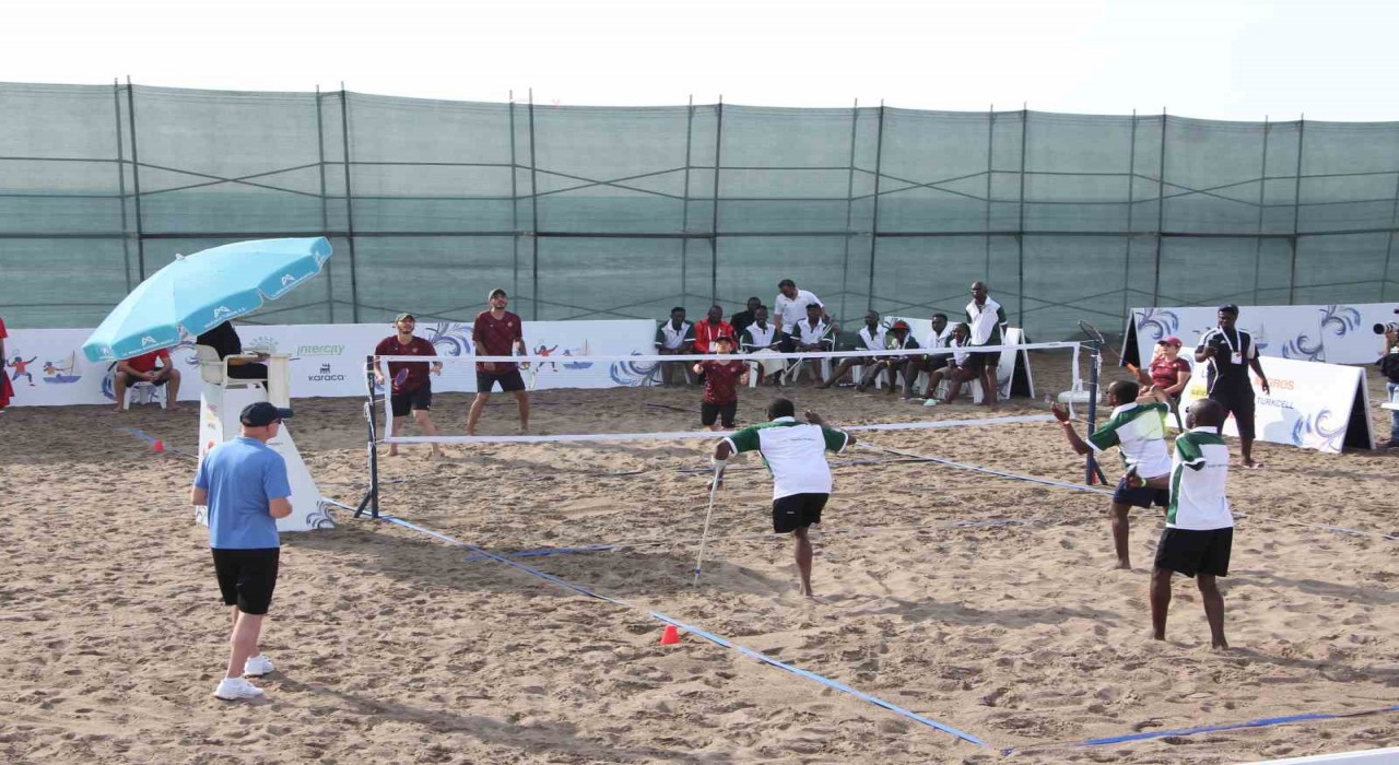 Mersinde dünyada ilk kez düzenlenen Bedensel Engelliler Plaj Oyunları başladı