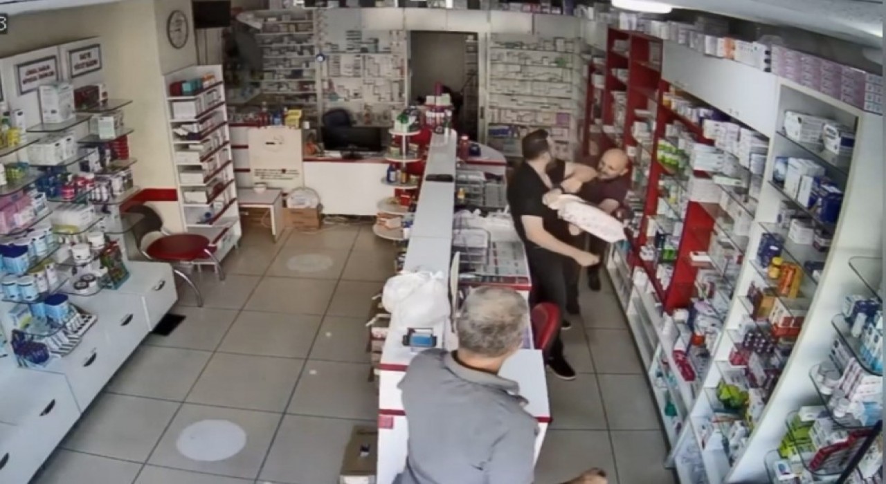 Mersinde muadil ilaç verdiği için eczacı kalfasının kafasını sopayla yaran saldırgan, cebinden çıkardığı bıçakla üzerine saldırdı