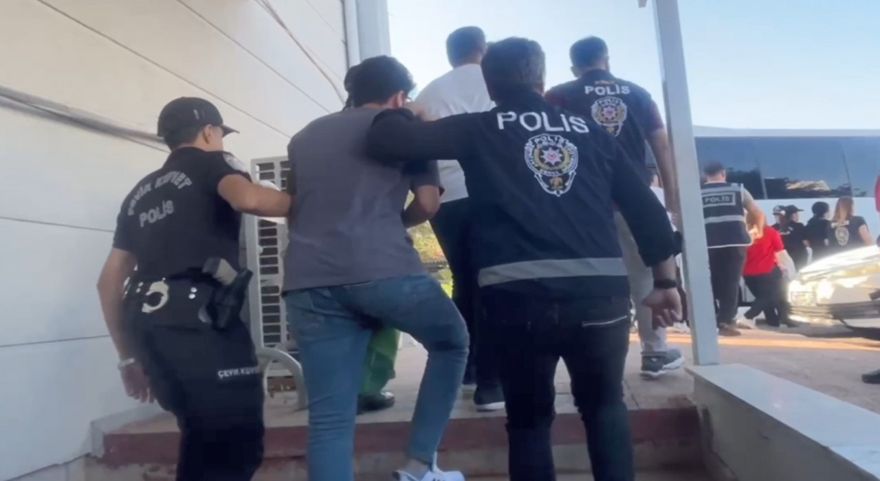 Mersinde sosyal medyadan dolandıran şebeke çökertildi: 5 tutuklama