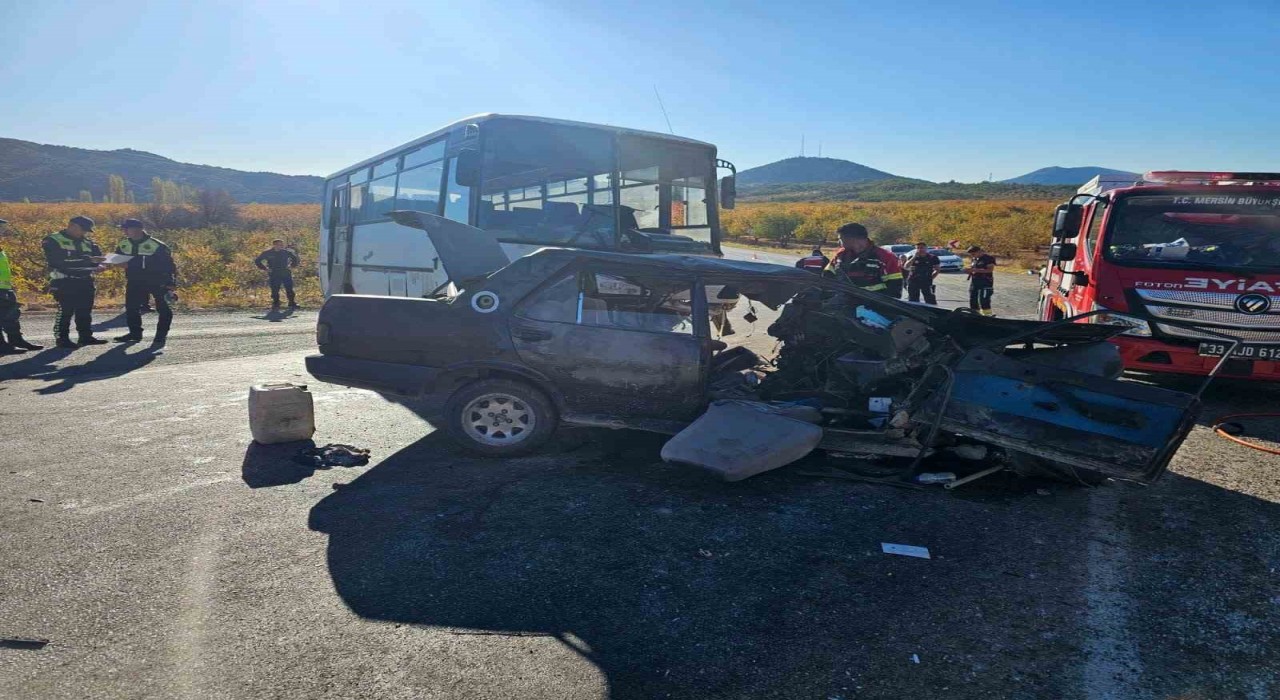 Mersinde tarım işçilerini taşıyan midibüs otomobille çarpıştı: 3 ölü, 12 yaralı