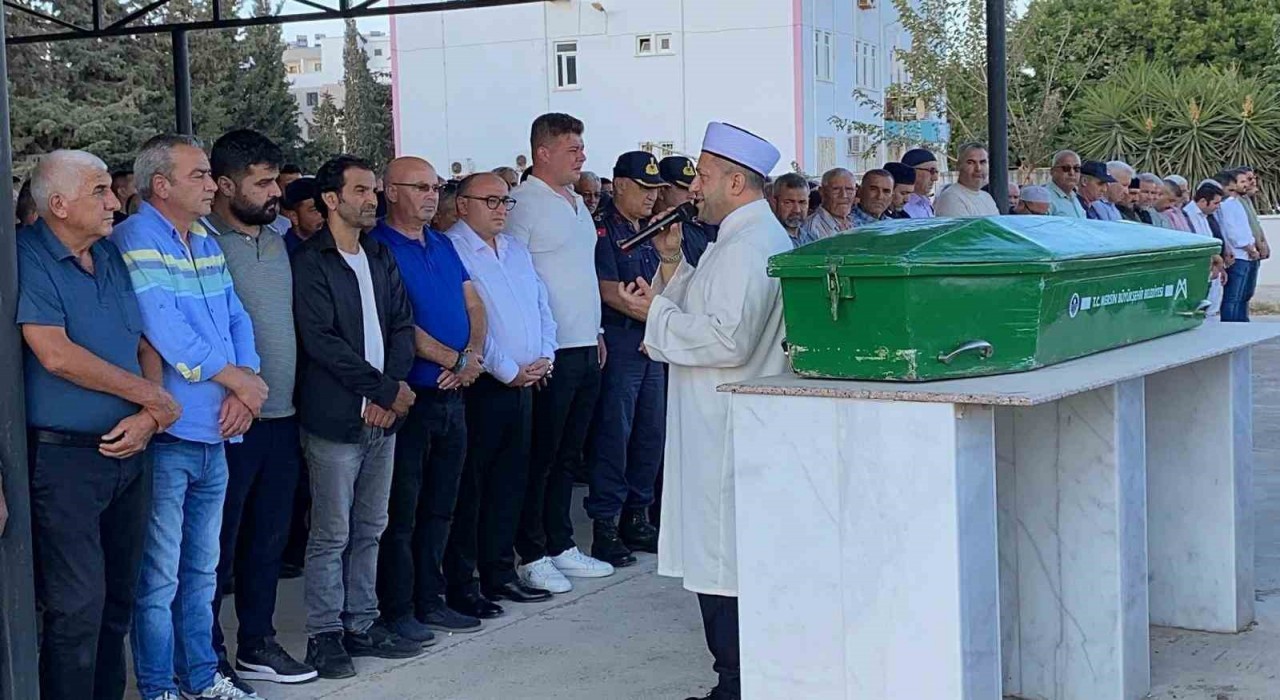 Mersindeki işçi servisi kazasında hayatını kaybeden 4 kişiden biri toprağa verildi