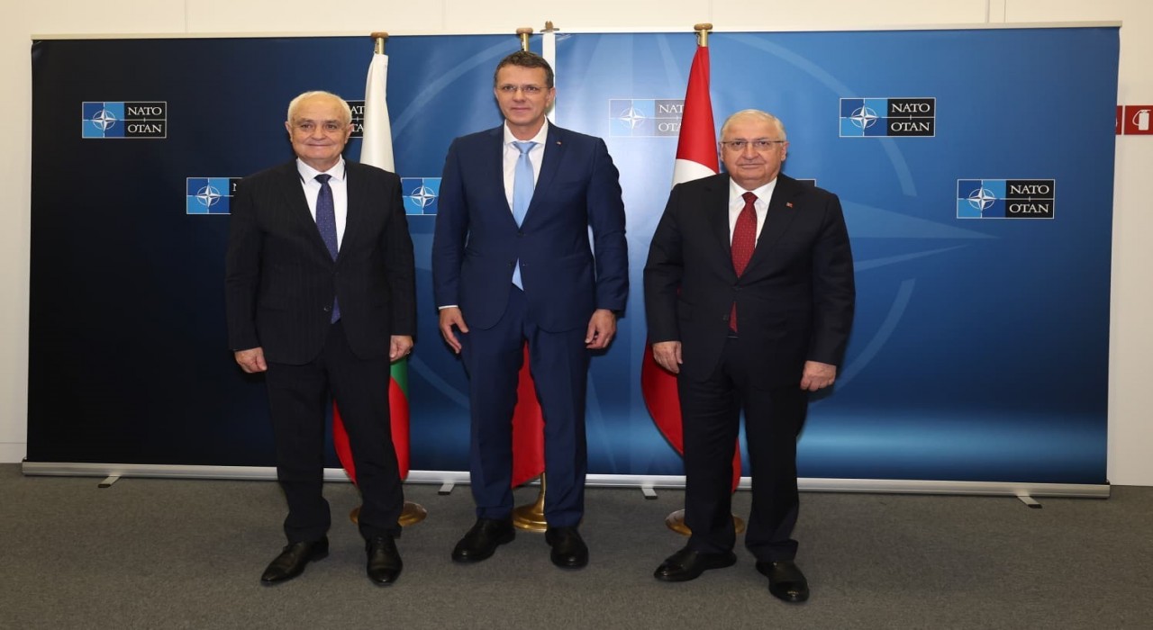 Milli Savunma Bakanı Güler, Romanya ve Bulgaristan savunma bakanlarıyla bir araya geldi