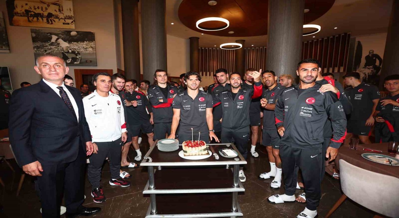 Milli Takım kampında Ferdi Kadıoğlunun doğum günü kutlandı