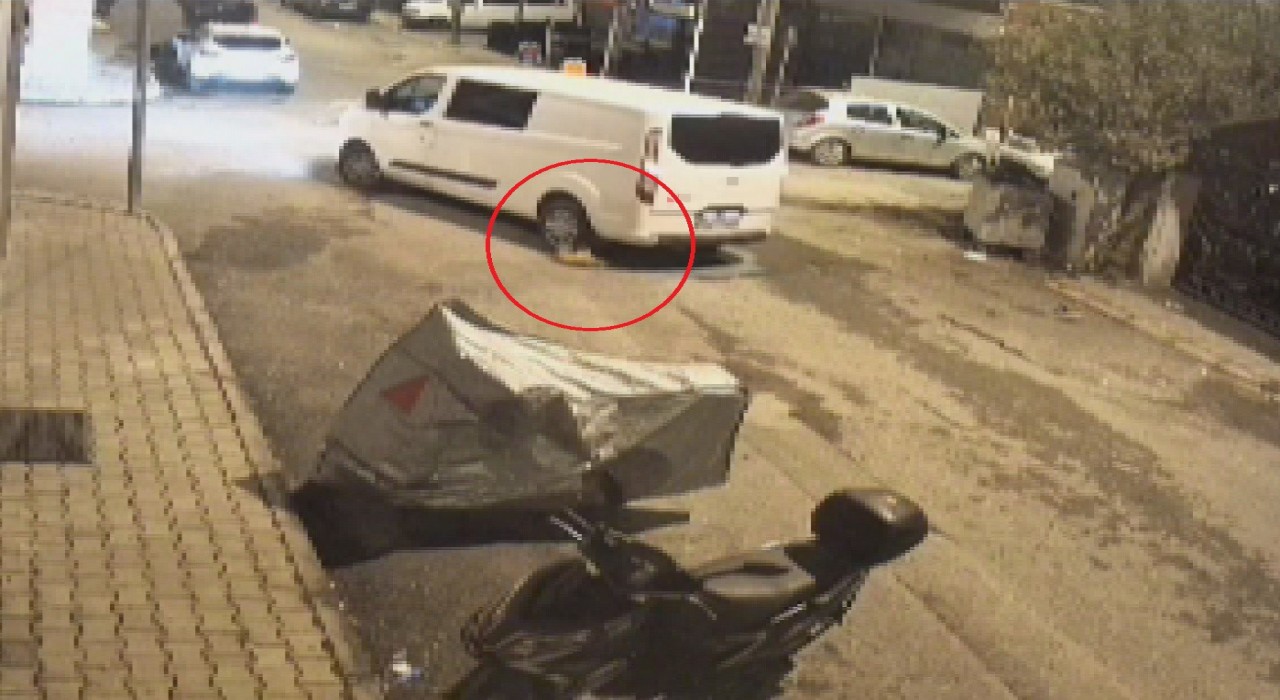 Minibüs sürücüsünün ezdiği kediye aldırış etmeden yoluna devam ettiği anlar kamerada