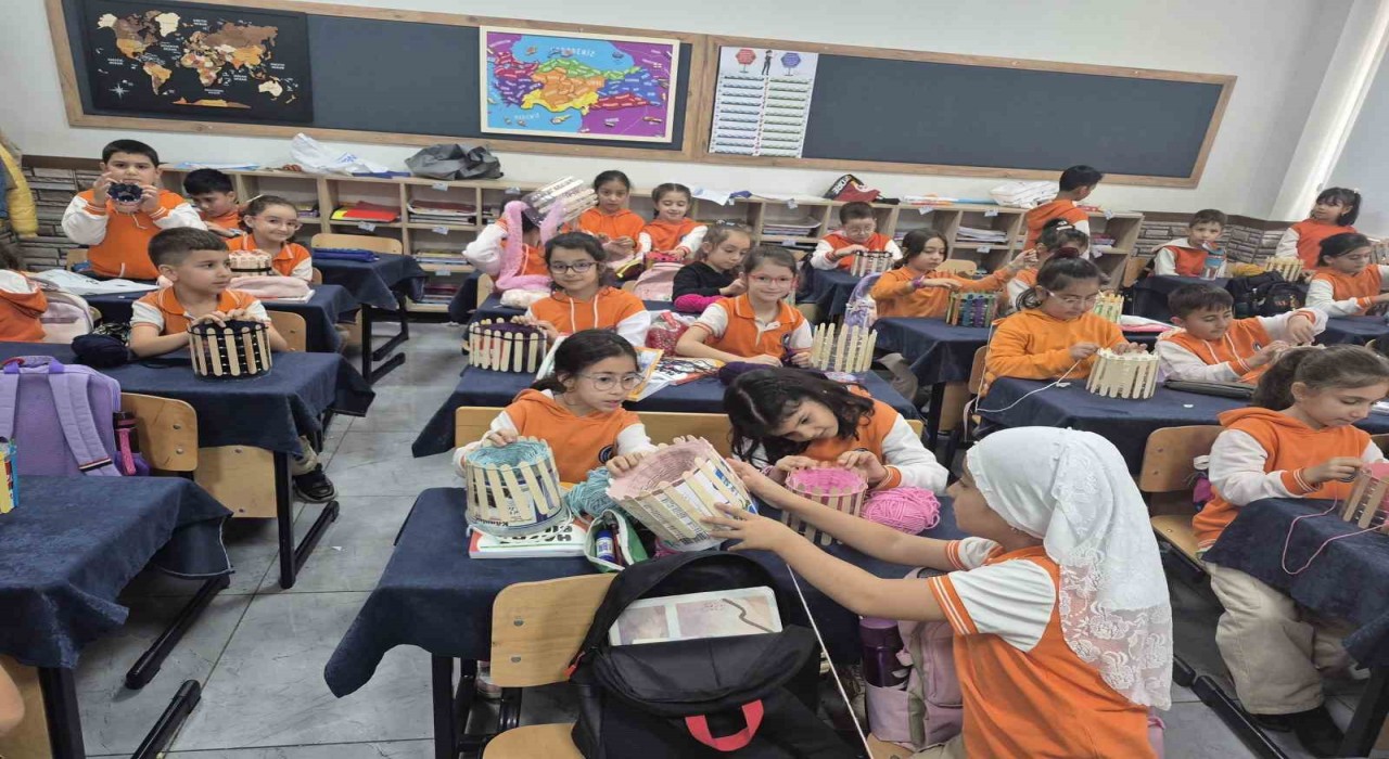 Minik eller Gazze için ilmek ilmek umut ördü