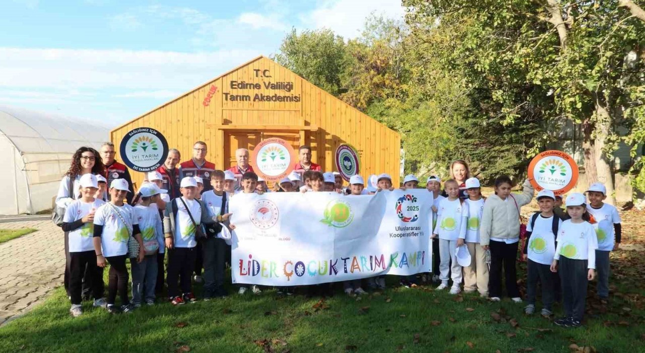 Minik eller toprağa dokundu, üretimin değerini öğrendi