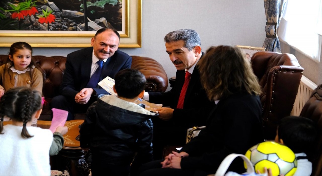 Minik eller, Vali Ekiciye sevgiyle uzandı