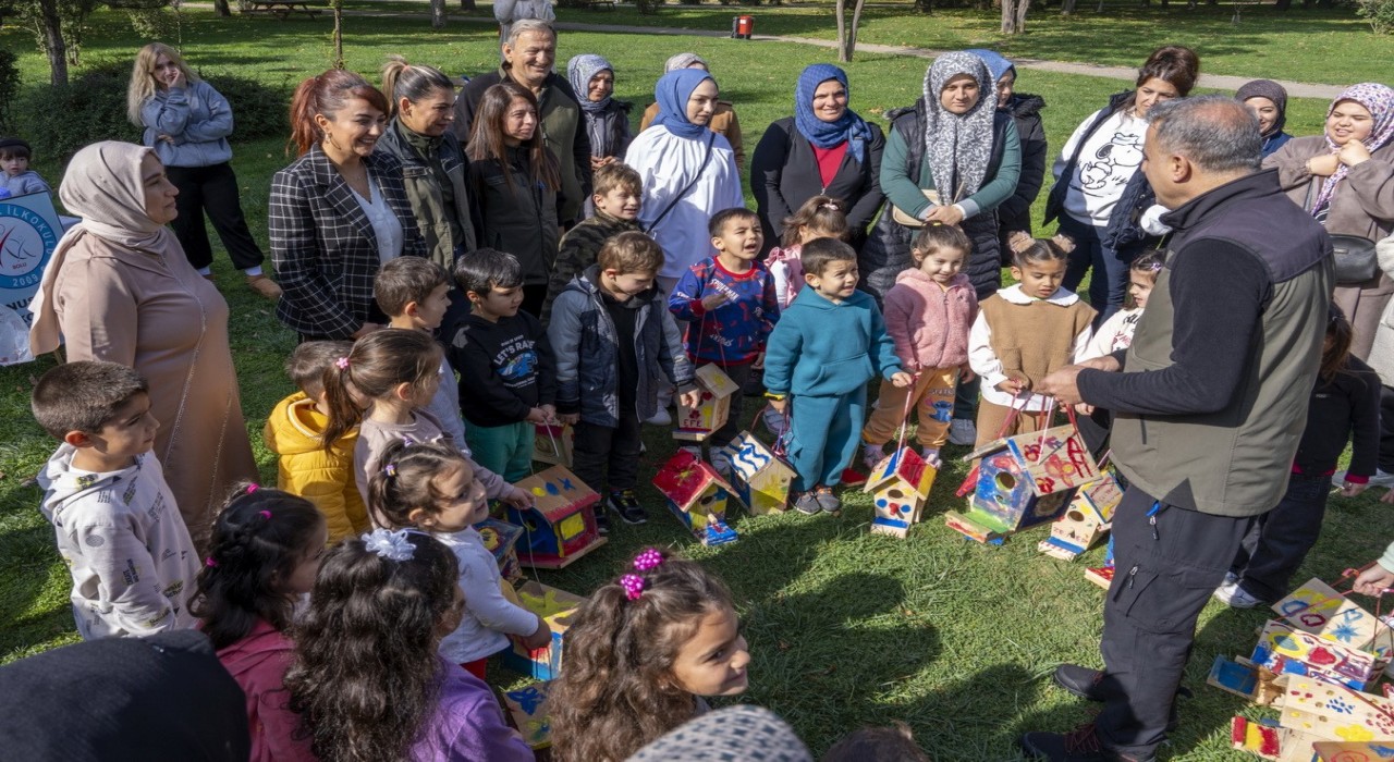 Minik ellerden kuşlara sıcak yuva