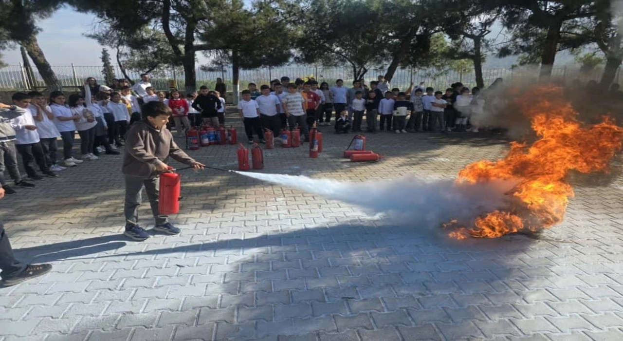 Minik itfaiyeciler yangın güvenliğini öğrendi