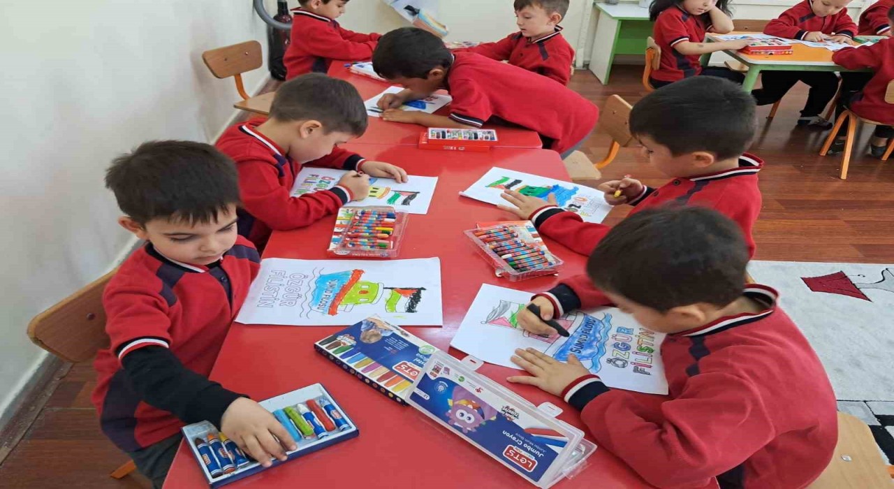 Minik öğrenciler Filistini resmetti, duygularını yansıttı