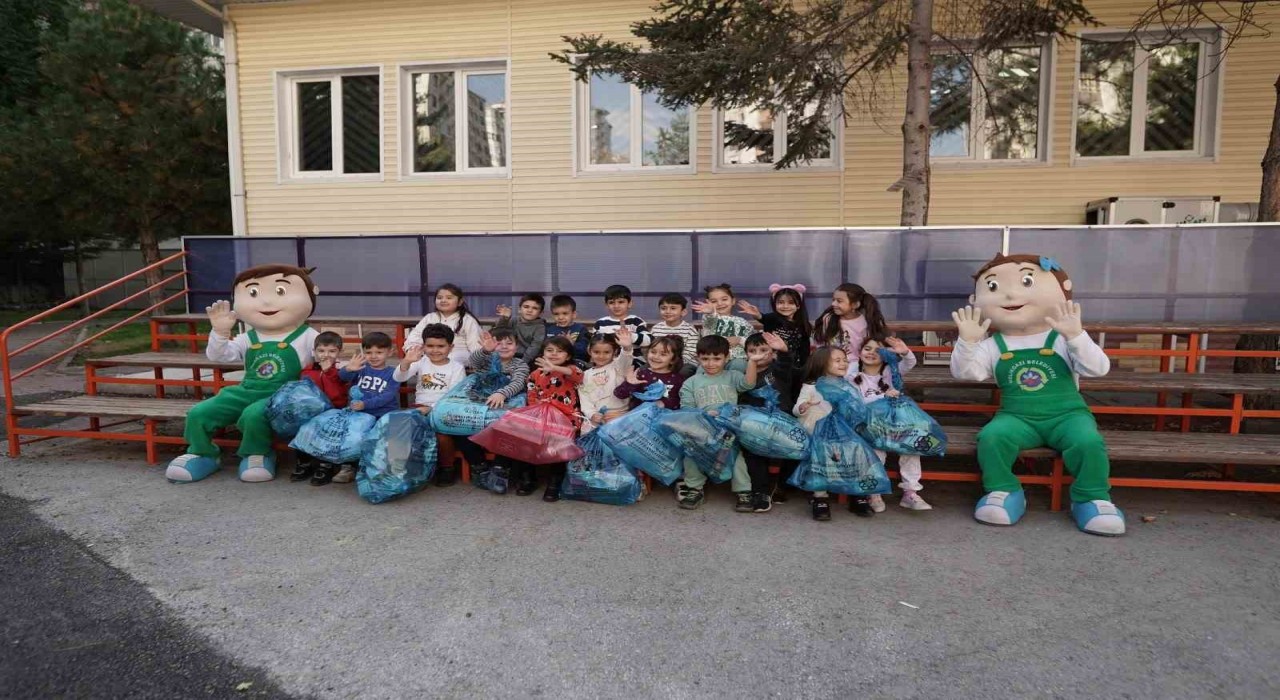 Mobil sıfır Atık Toplama ve Eğitim Aracı öğrencilerin ayağına gidiyor