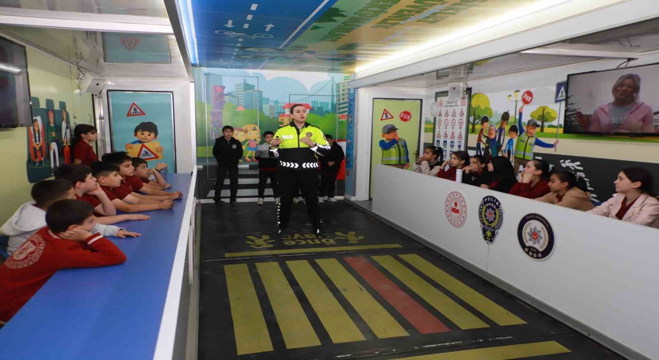 Mobil Trafik Eğitim Tırı Hakkaride öğrencilerle buluştu