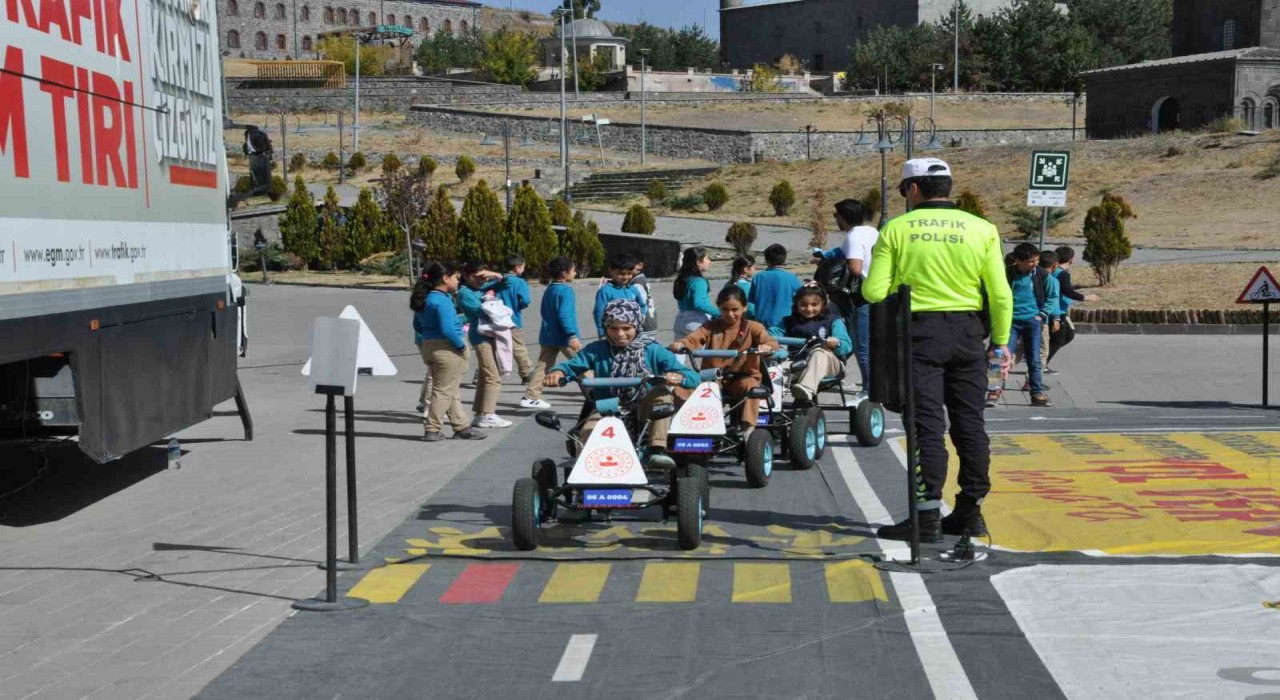 Mobil trafik eğitim tırı Karsta