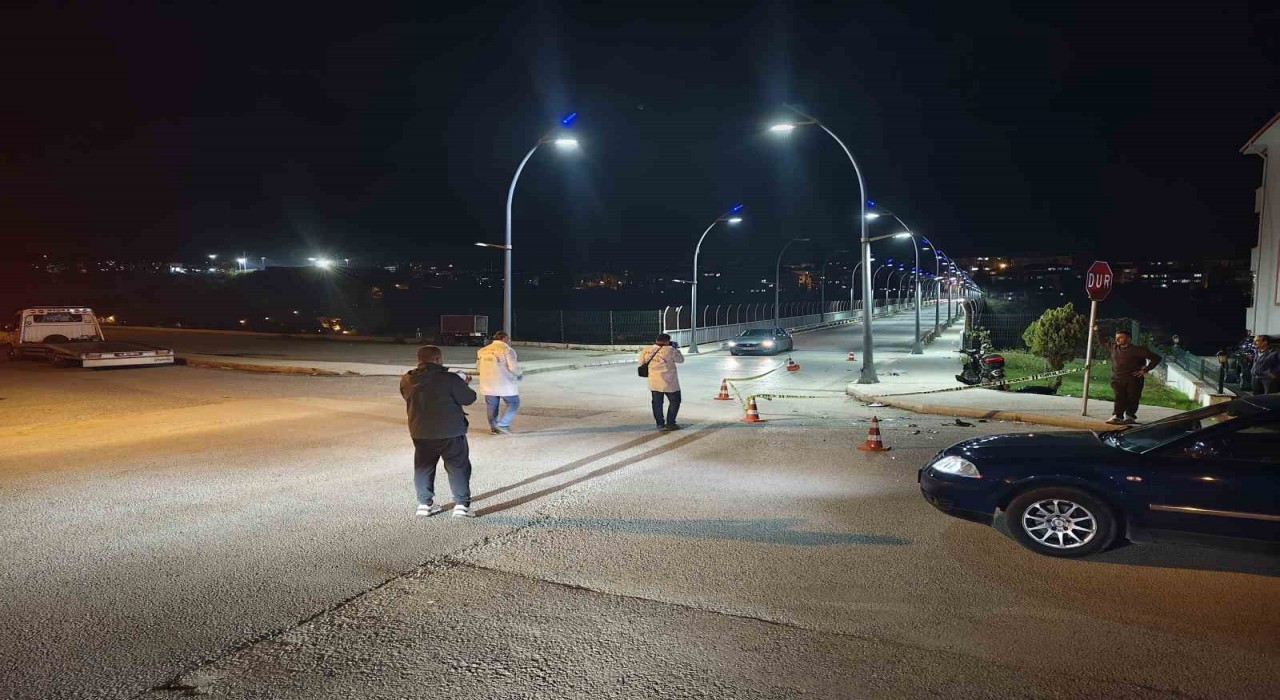 Motosiklet ile hafif ticari araç çarpıştı: 2 yaralı