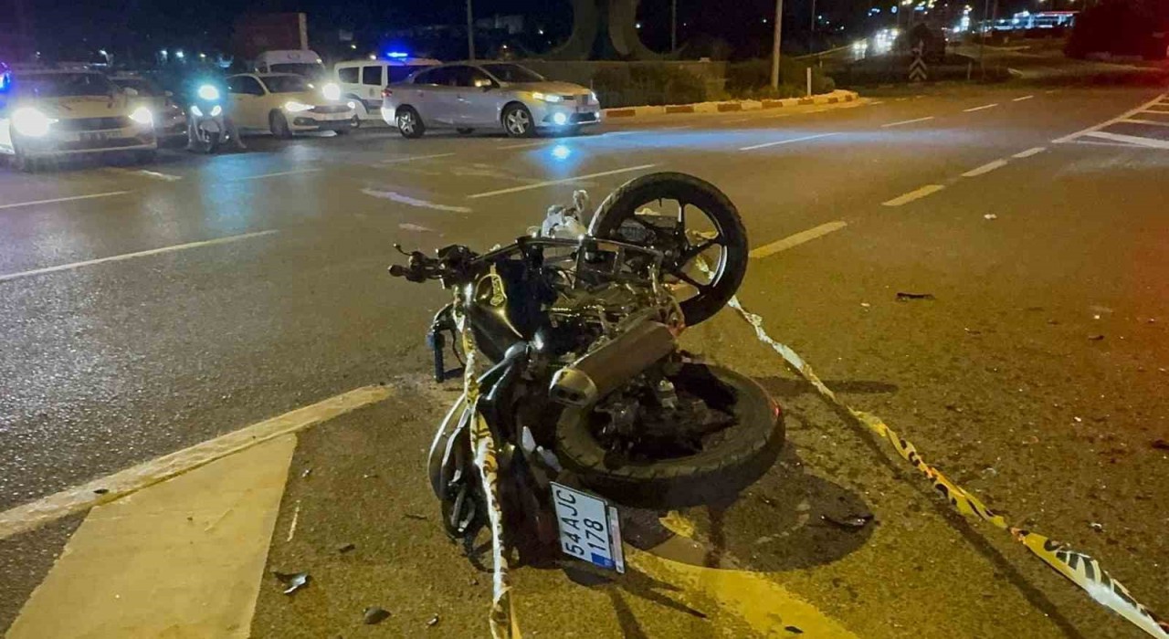 Motosiklet ile midibüs çarpıştı: 1 ölü