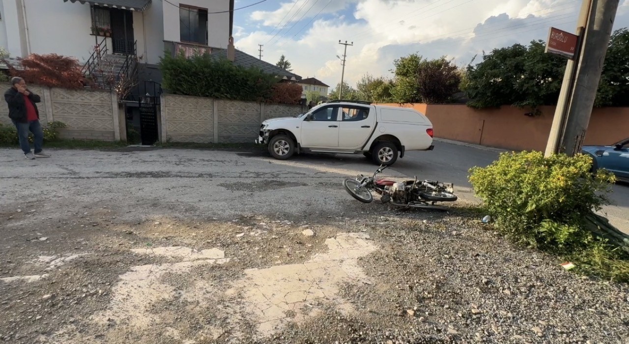 Motosiklet kamyonete çarptı: 2 ağır yaralı