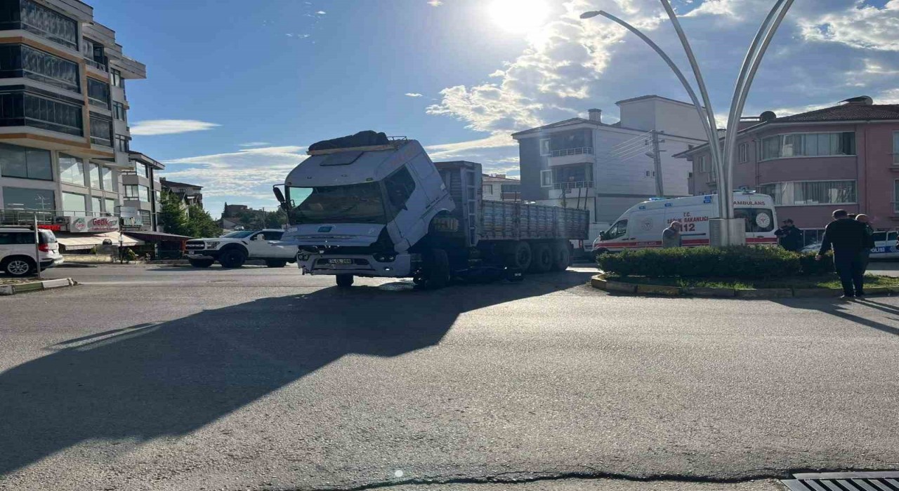 Motosiklet kamyonun altına girdi, sürücü kazayı hafif atlattı