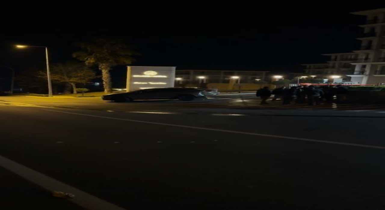 Motosikletli saldırganlar 4 kişinin bulunduğu otomobili kurşunladı