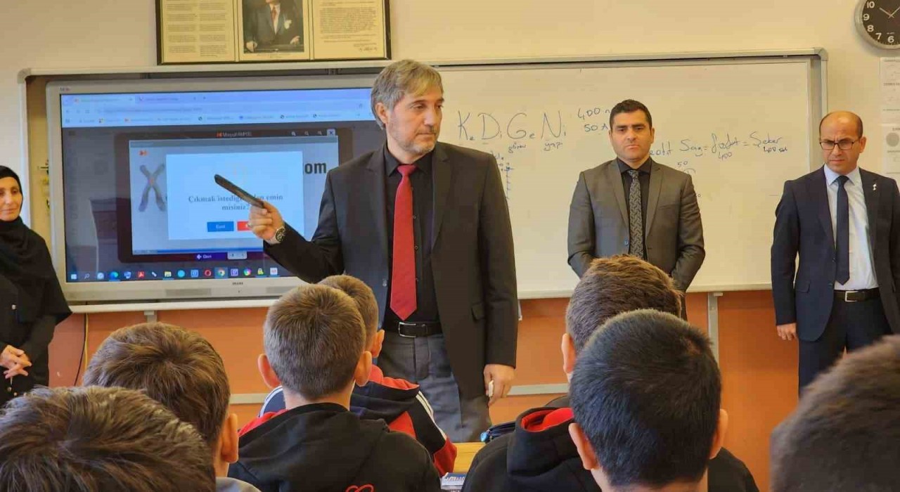 Müdür Yılmaz: Çocuklarımıza birey olmayı öğretirken onları ailelerinden koparmayalım