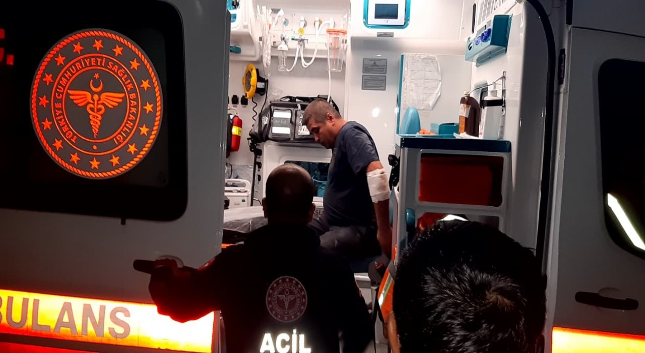 Mudurnuda motosiklet ile hafif ticari araç çarpıştı: 1 yaralı