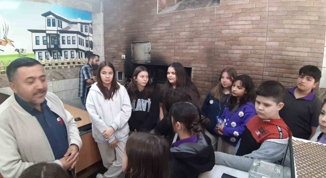 Mudurnuda öğrenciler taş fırında fırıncılık mesleğini öğrendi