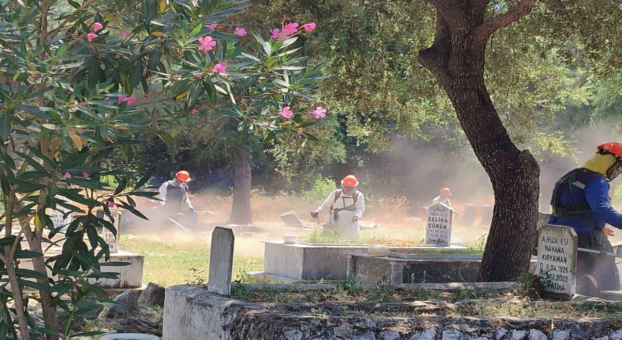 Muğlada mezarlıklar temizleniyor