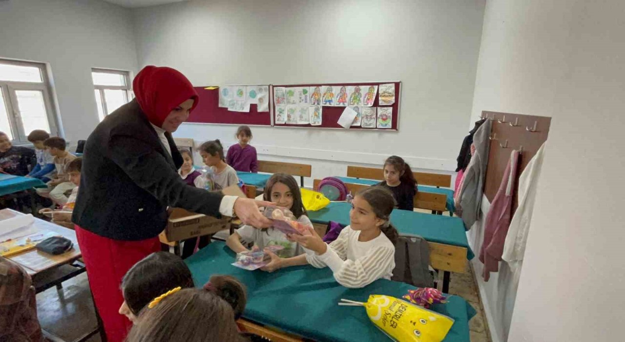 Muhtar ana kız çocuklarına hediyeler dağıttı