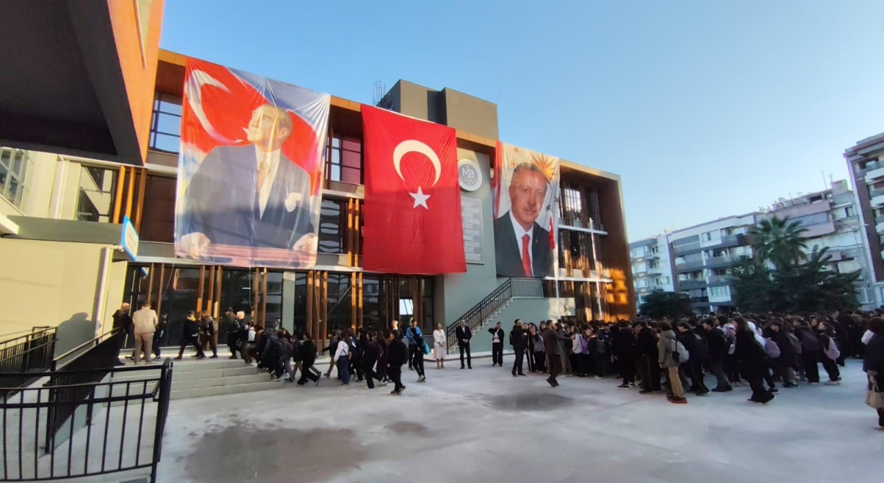 Münire Bayer Ortaokulunda bugün ilk ders zili çaldı