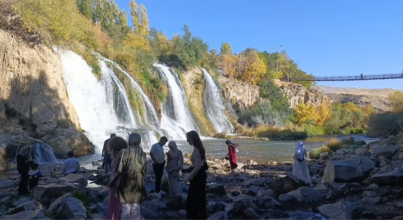 Muradiye Şelalesine turist akını