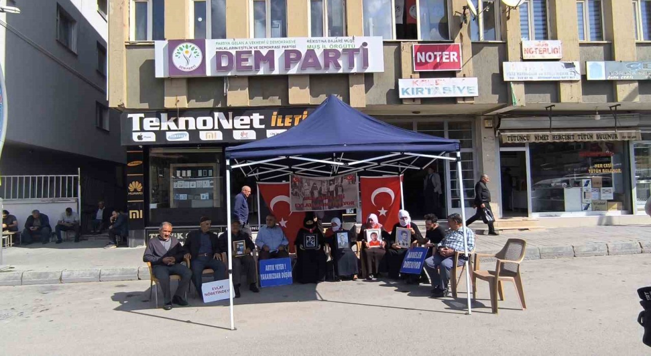 Muşta ailelerin DEM Parti önündeki eylemi sürüyor