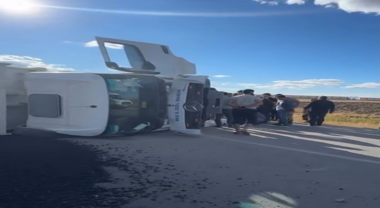 Muşta asfalt yüklü kamyon devrildi: 1 yaralı