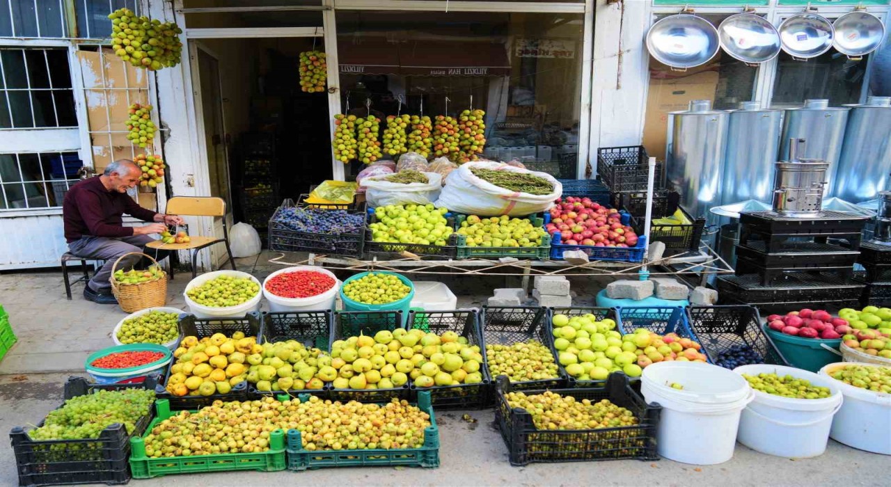 Muşta ipe dizilen güz armutları 3 ay tazeliğini koruyor