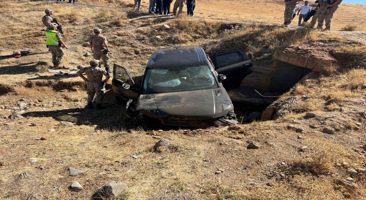 Muşta takla atan araç şarampole uçtu: 3 yaralı